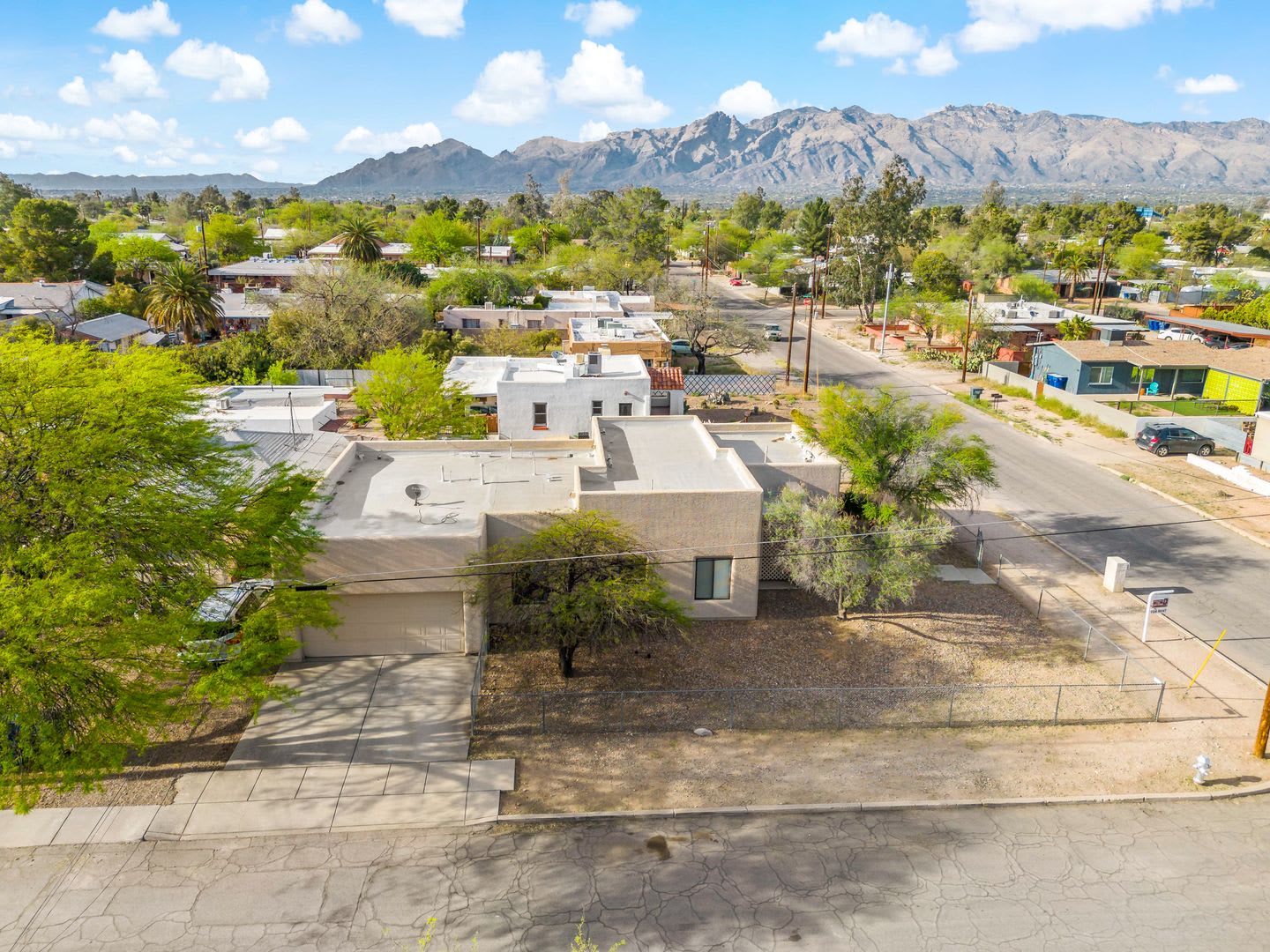 Large Home with 4 bedrooms in Central Tucson! – photo 5