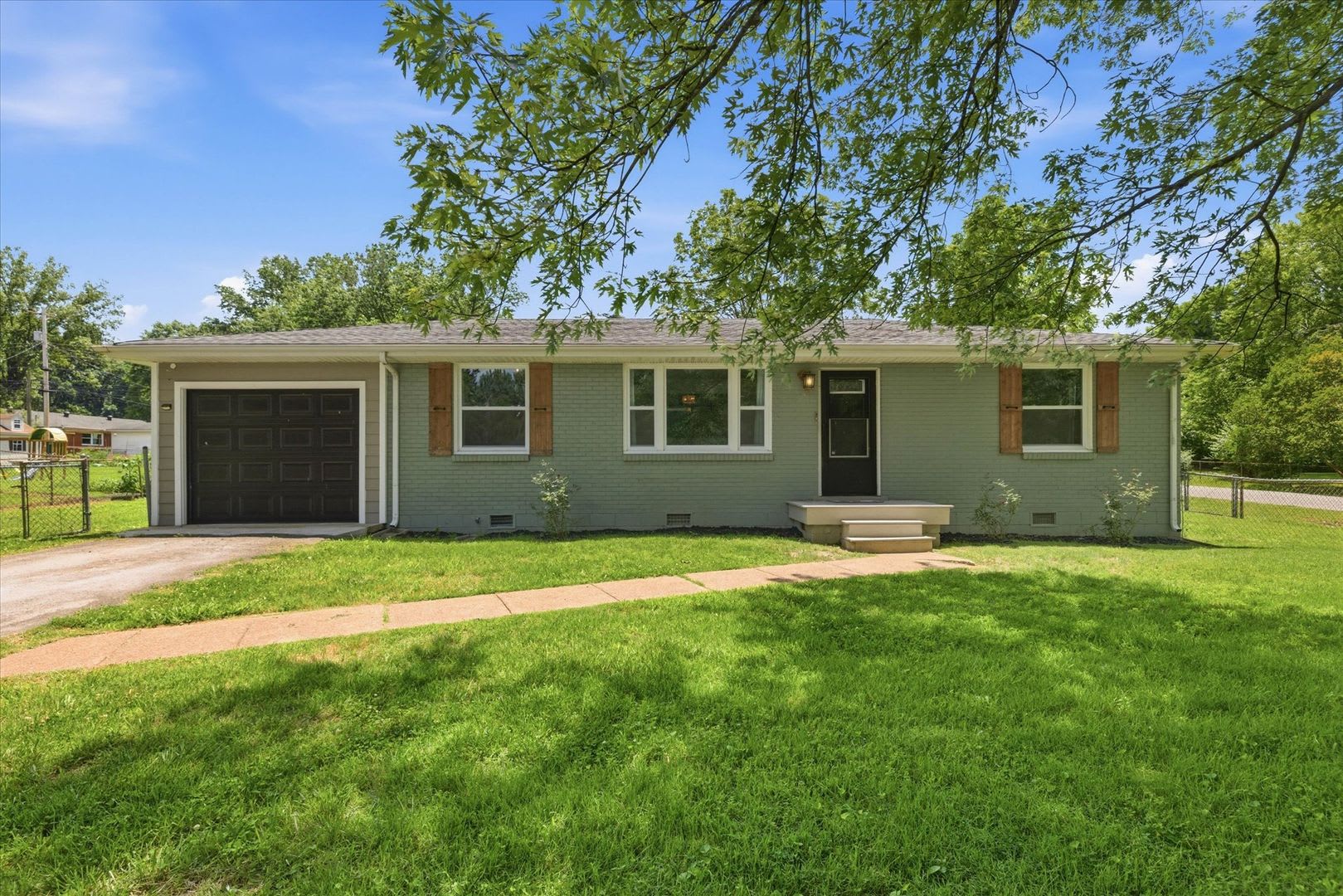 Pet Friendly Three Bedroom! – photo 1