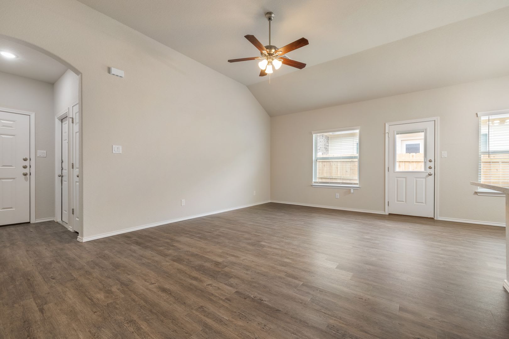 AVAILABLE NOW! GORGEOUS 3 BEDROOM DUPLEX LOCATED IN CONVERSE, TX! – photo 3