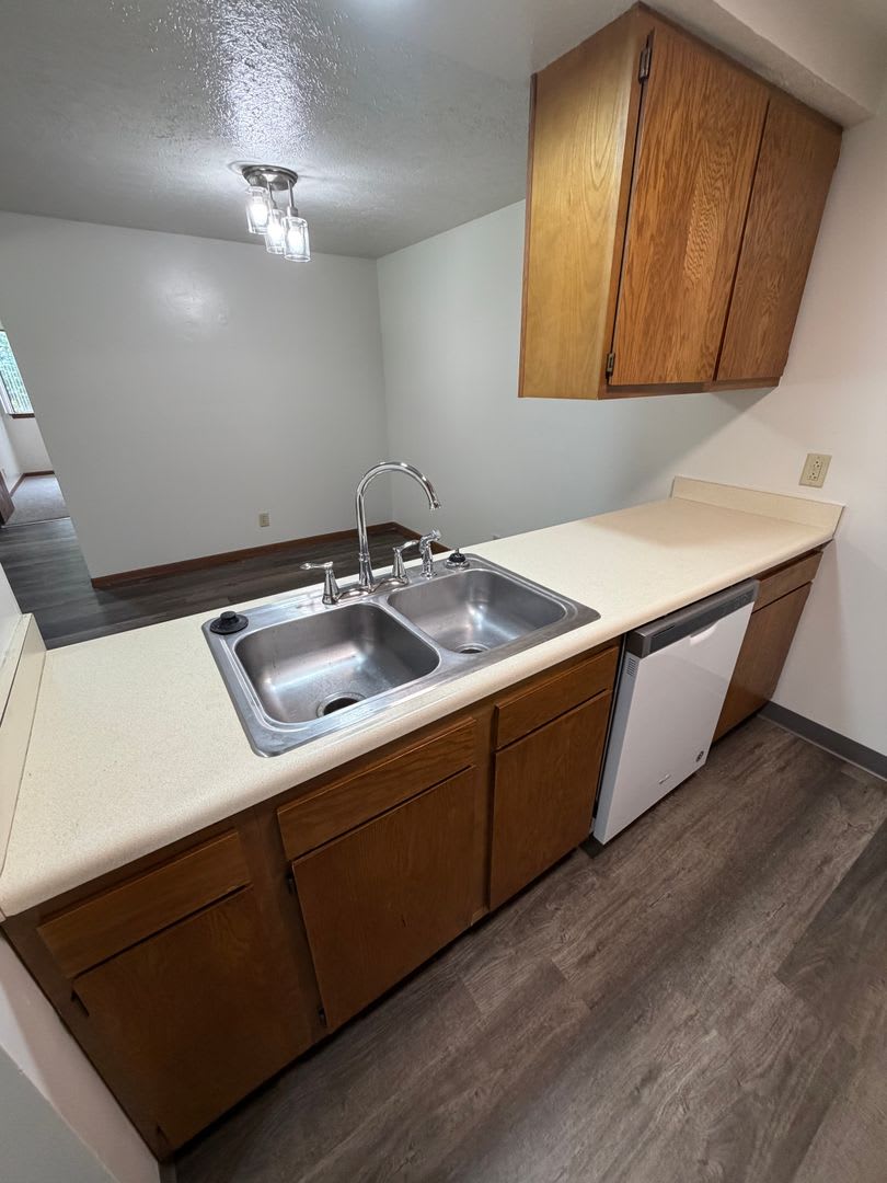 2 bedroom, One Bath Apartment Ground Floor with Huge Picture Window – photo 4