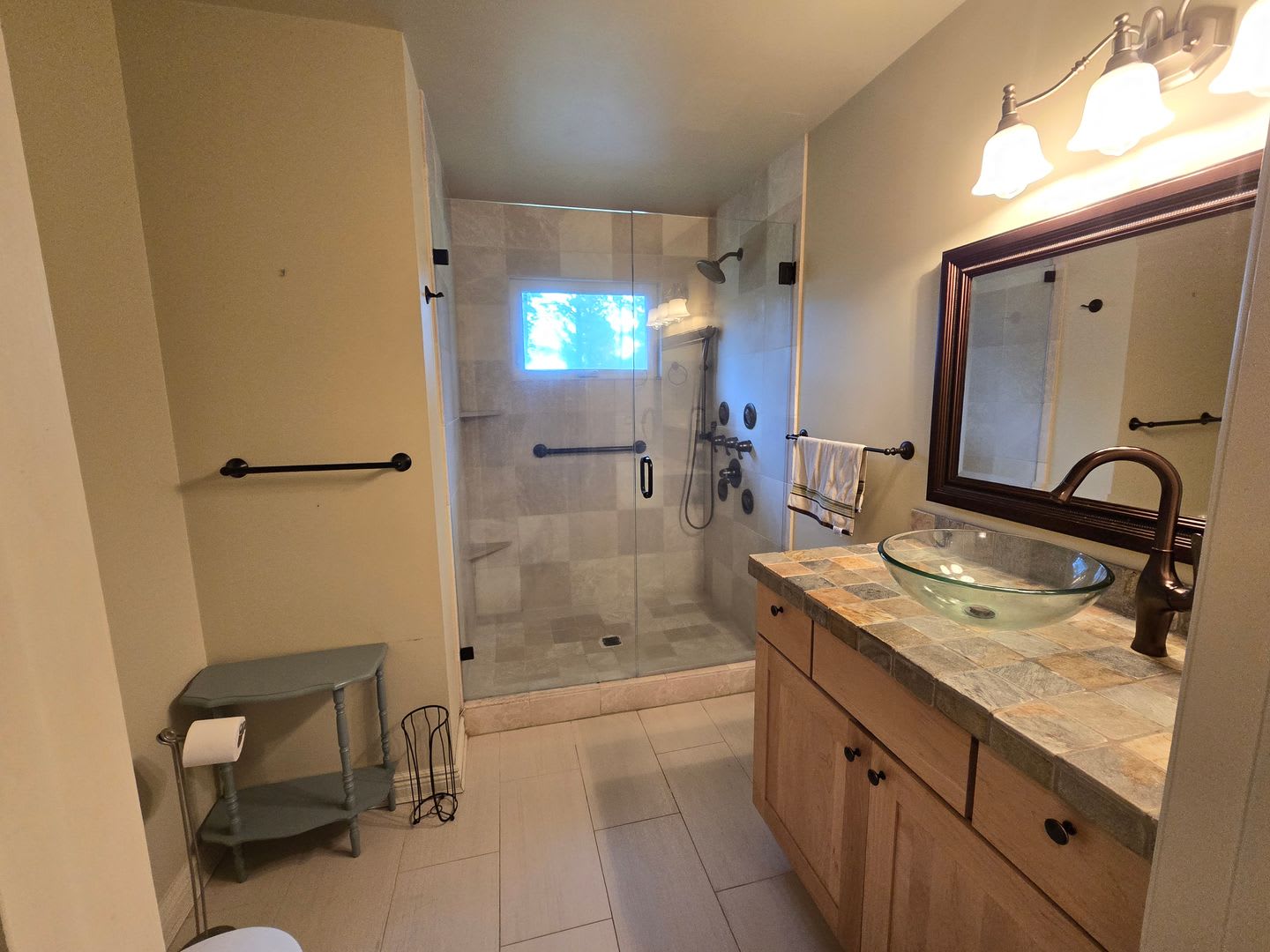 *Fully Furnished 3Bd/1Bath W/Single Car Garage – photo 5