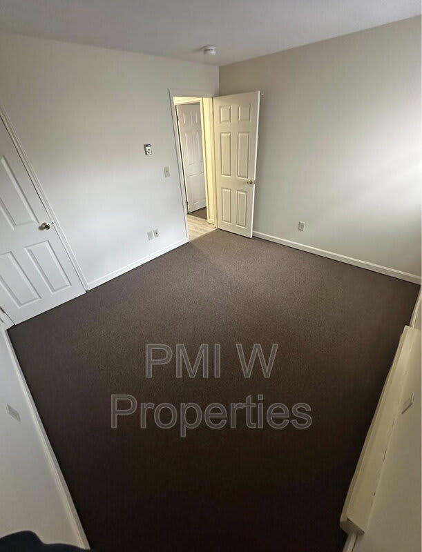 210 Pine St – photo 5