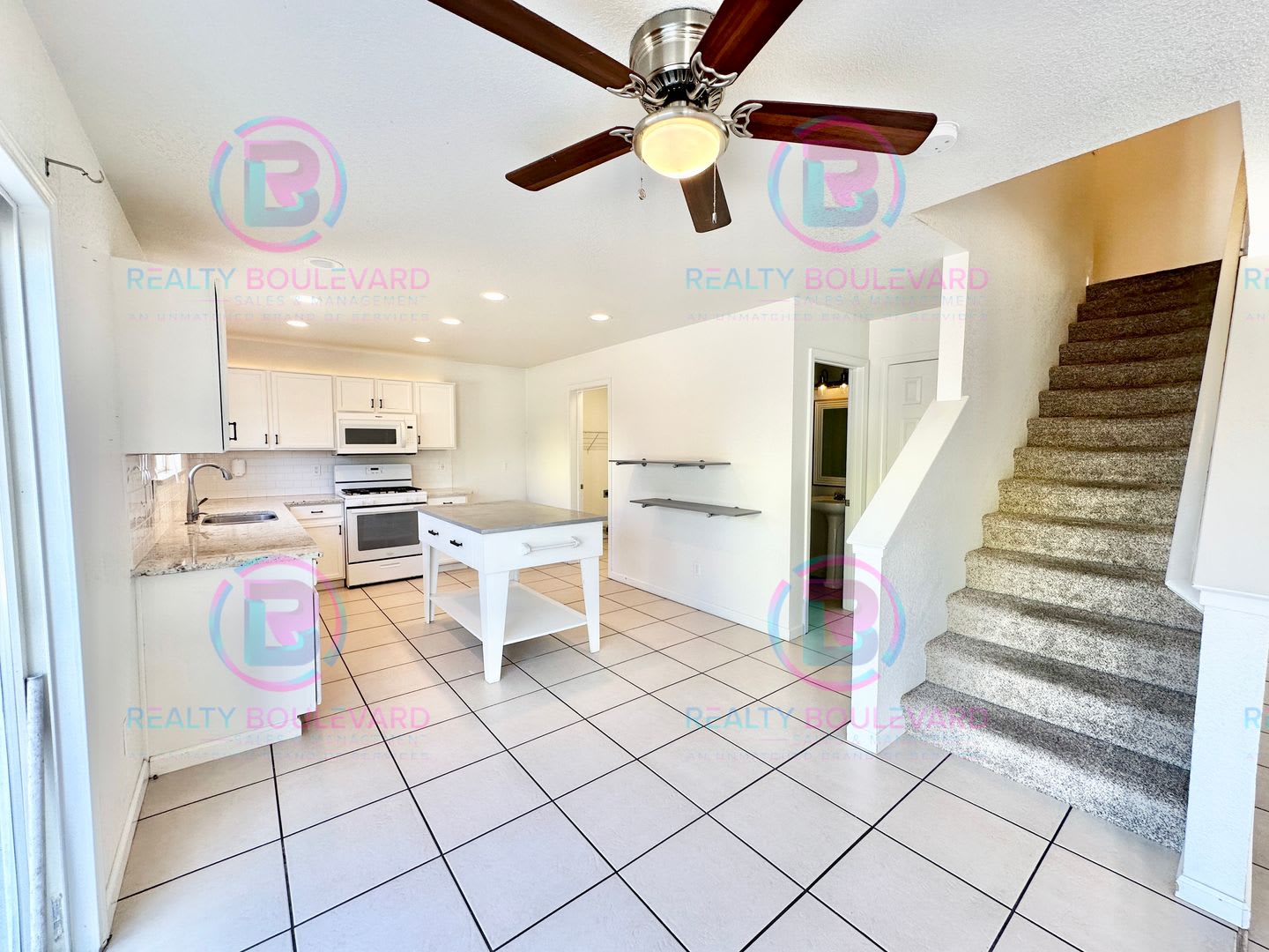 Gorgeous 4BR Home with Granite Counters, Open-Concept Living & 2 car garage – photo 4