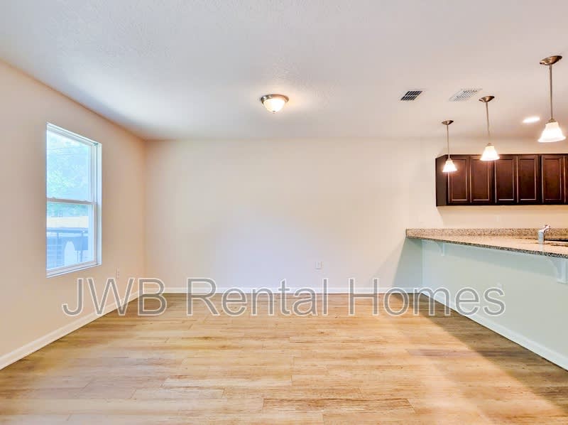 702 James St – photo 3