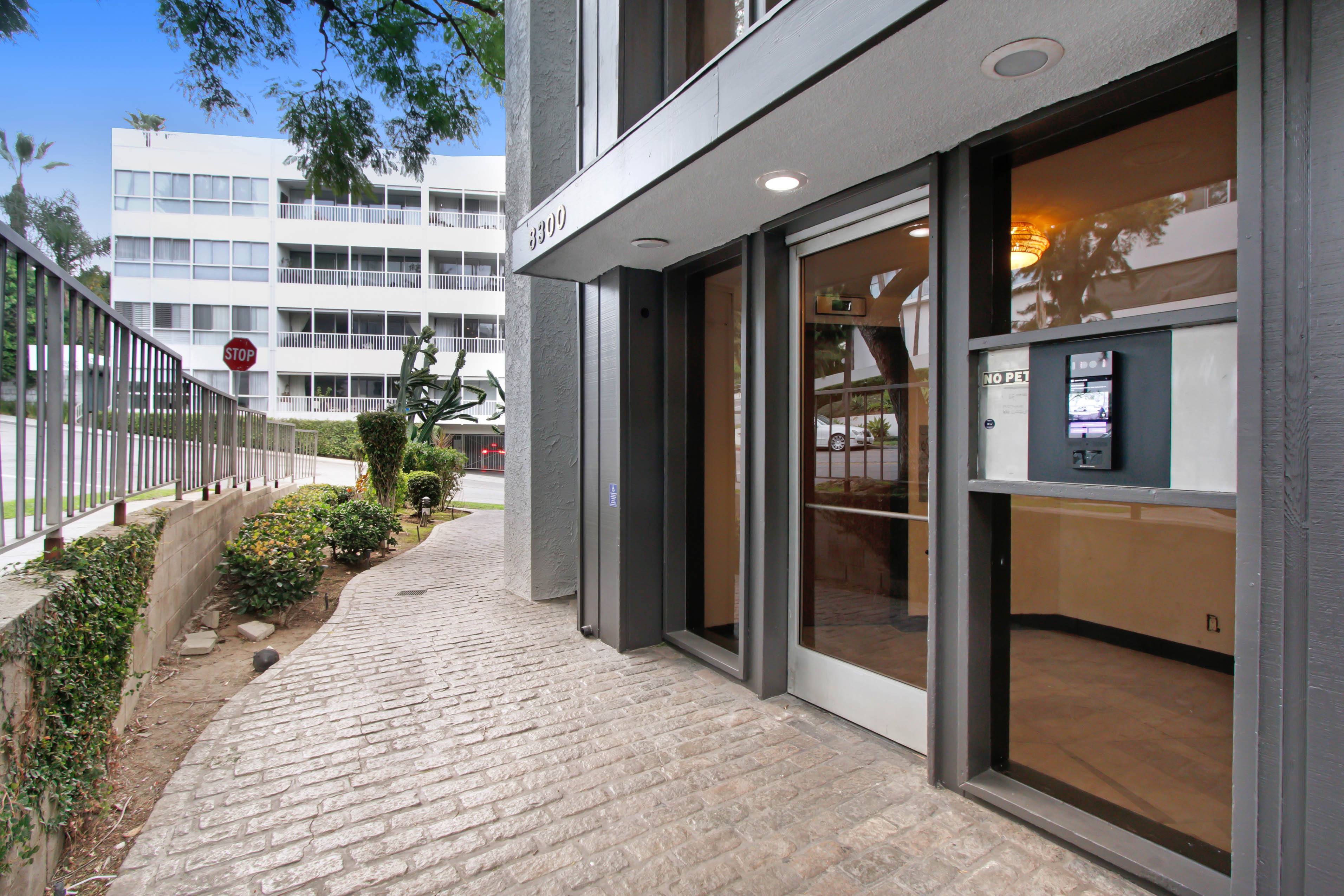 8300 De Longpre Apartments – photo 2