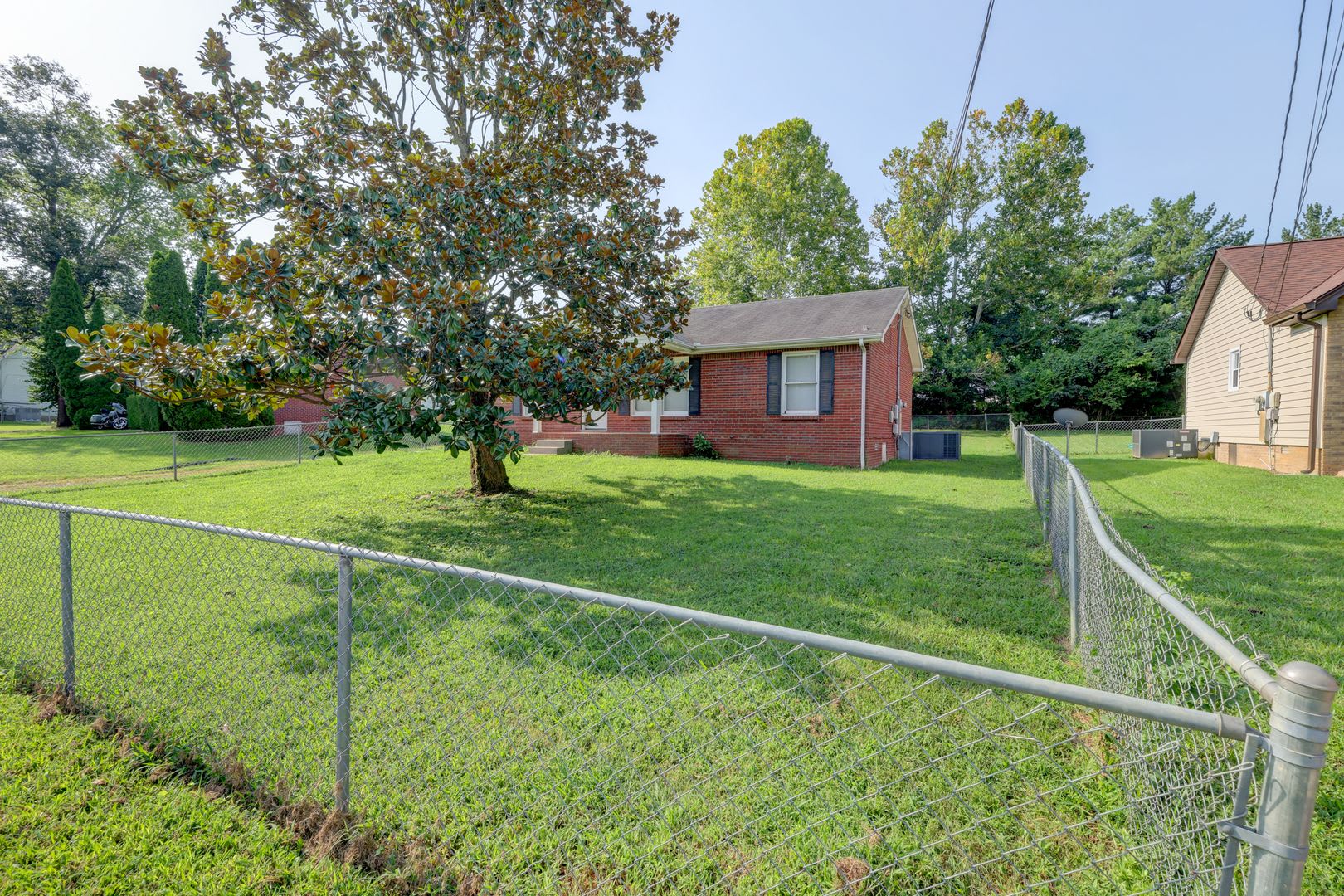 Sweet 3 bed 2 bath in PERFECT location at PERFECT price. – photo 5