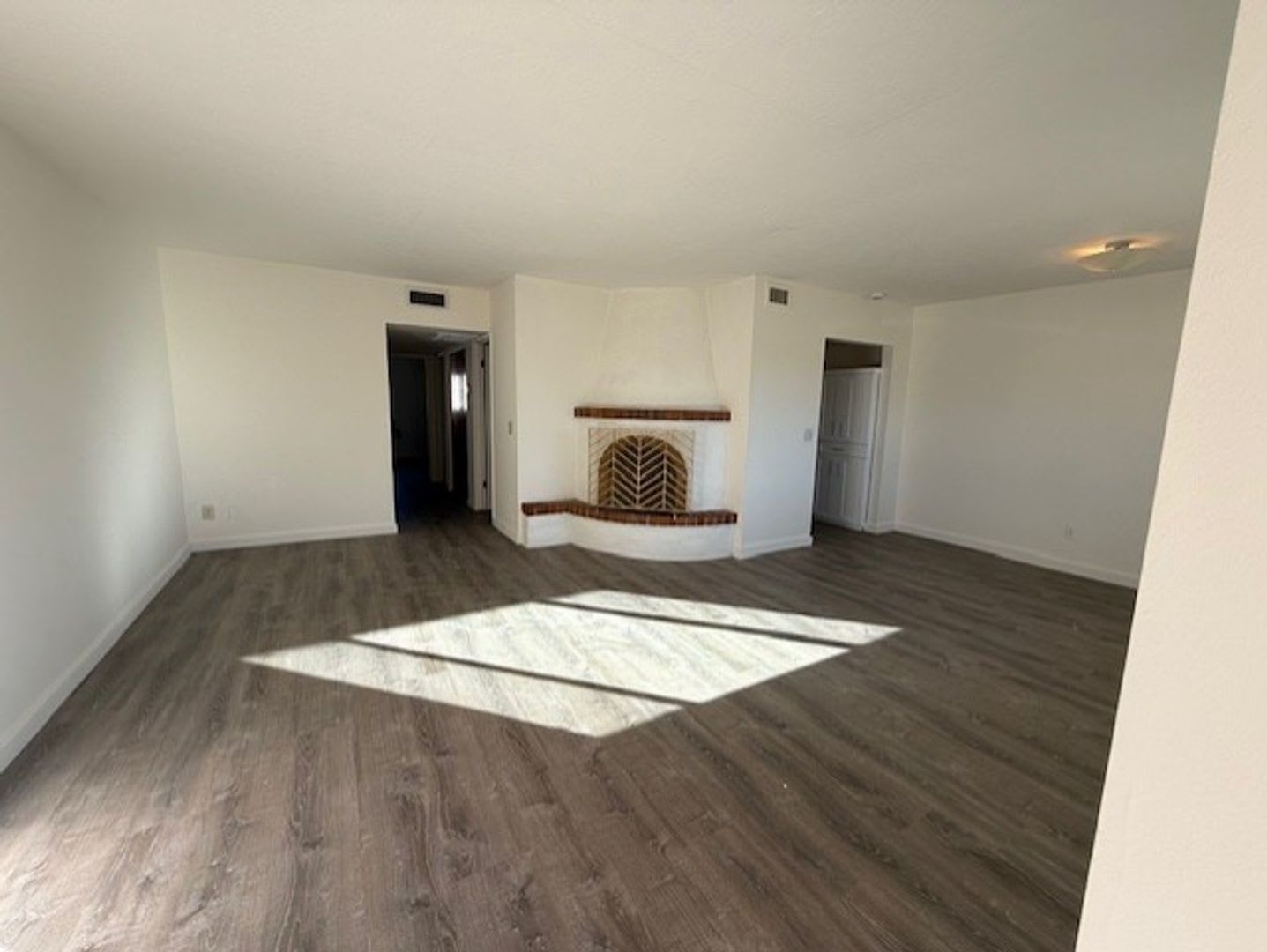 Price Reduced Completely remodeled and beautiful 2 Bedroom apartment available – photo 2