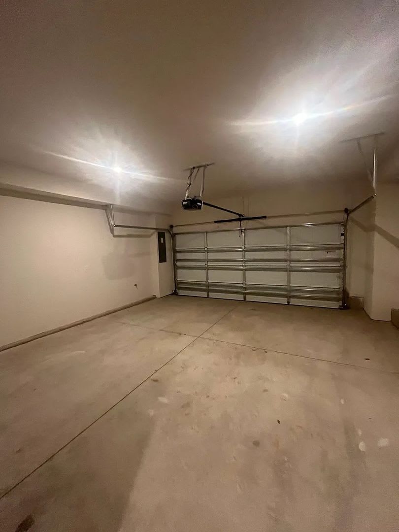 Room in 3 Bedroom Home at Memorial Pkwy – photo 5