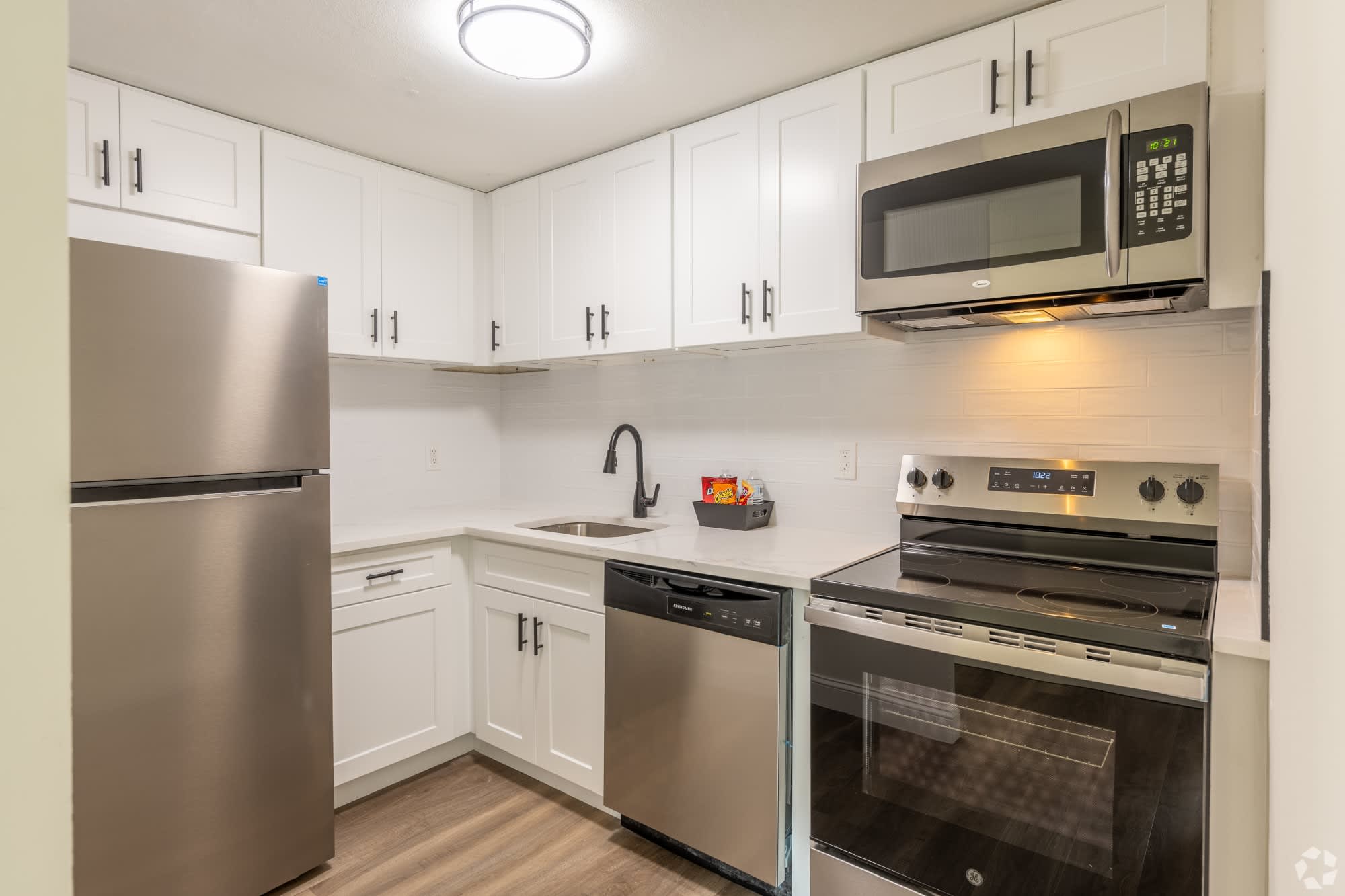 Country Club Apartments – photo 4