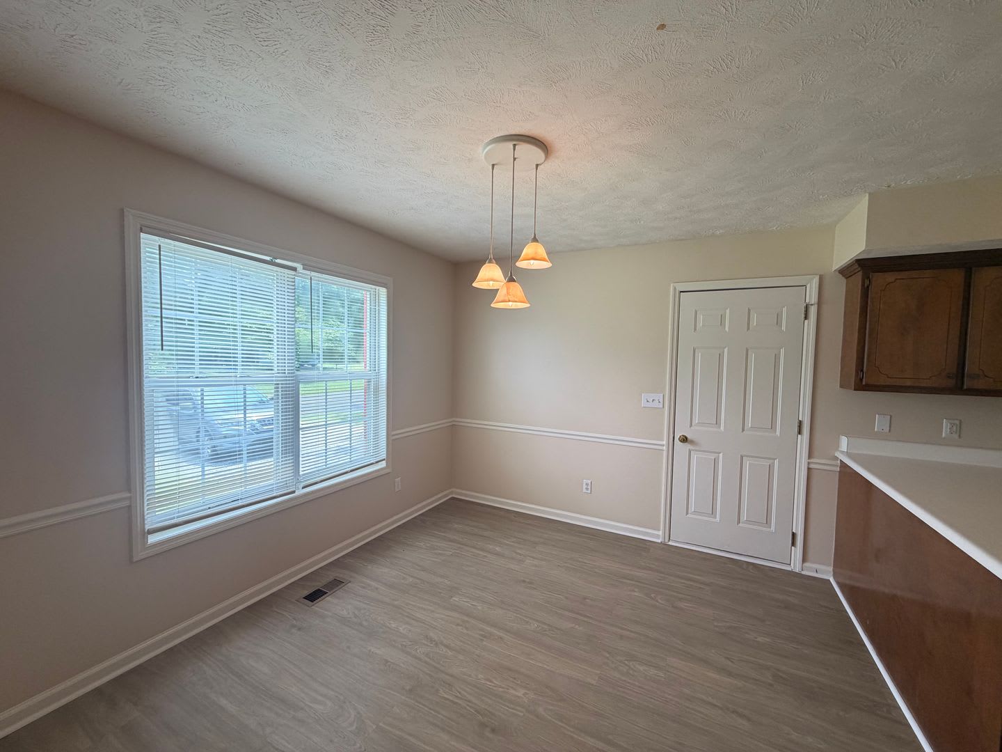 Move-In Ready! Fresh Updates, Fenced Backyard & Prime Smyrna Location! – photo 3