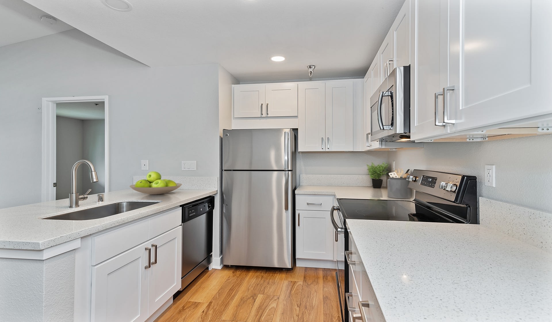 Island Club Apartments – photo 1