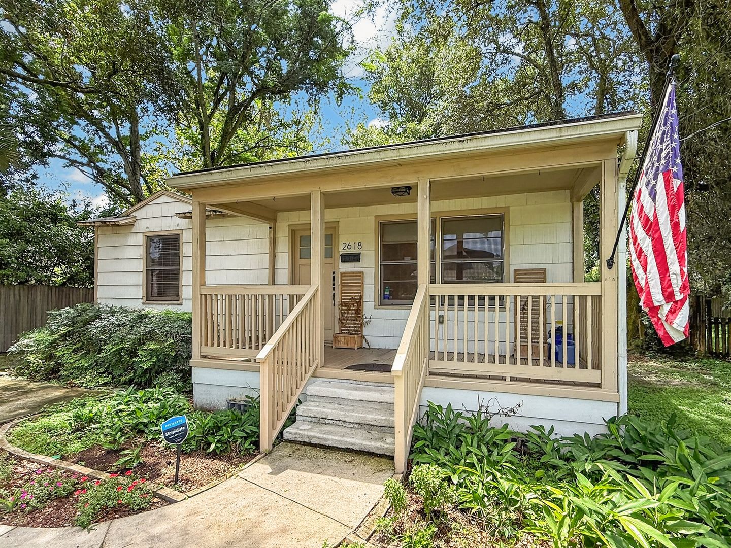 Charming Riverside Home! – photo 2