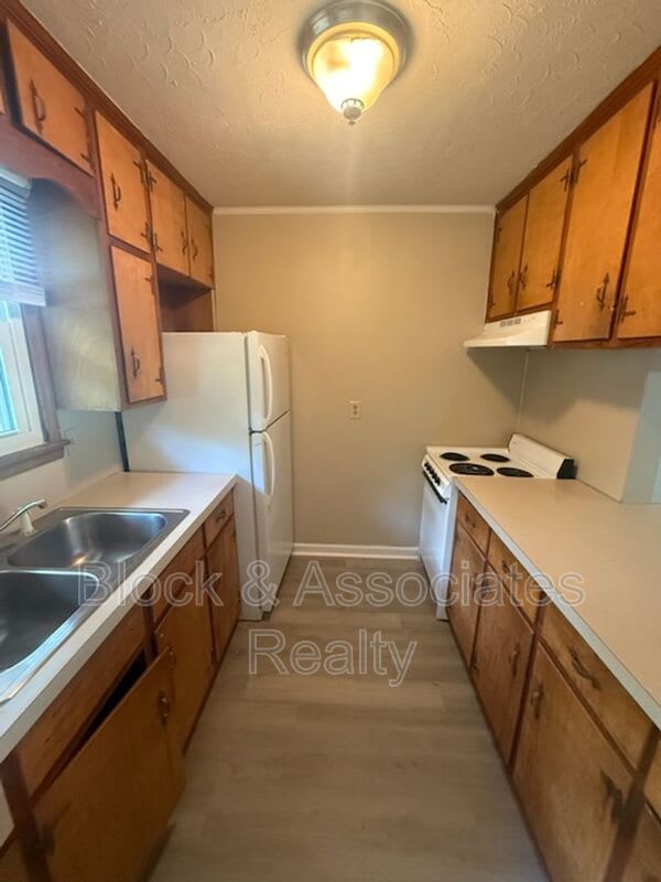 142 W. Pritchard St – photo 2