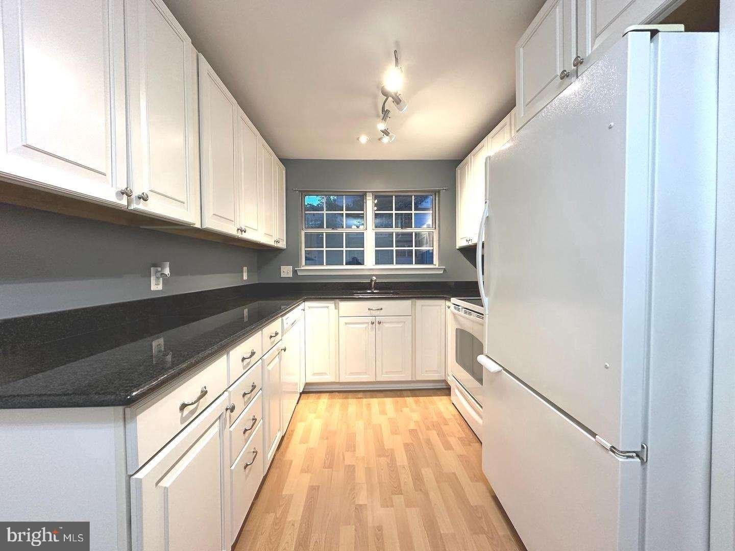12103 GREENWOOD Court – photo 2