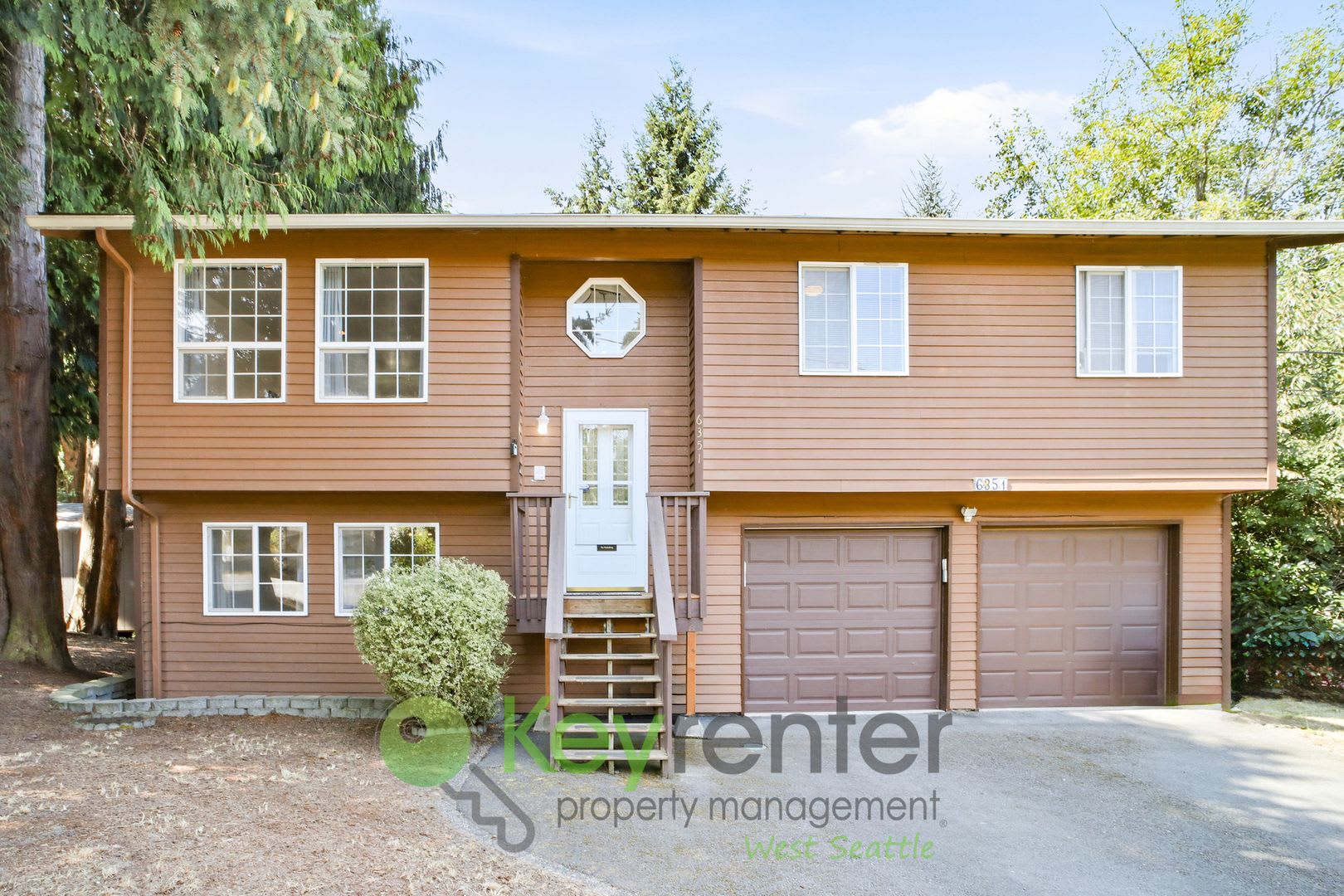 Spacious 4 Bedroom With Two Car Garage And Balcony – photo 1