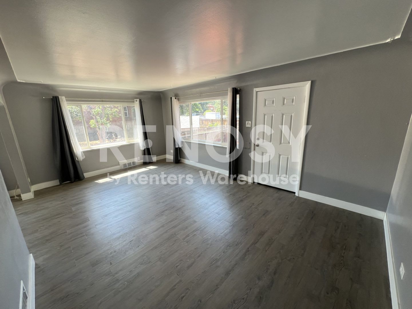 Charming 2 Bedroom 1 bathroom Available Now! – photo 3