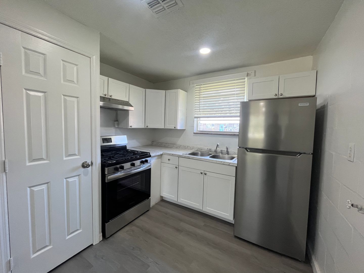 Newly Renovated 2 Bedroom Brick Apartment Near Downtown Live Oak – photo 5