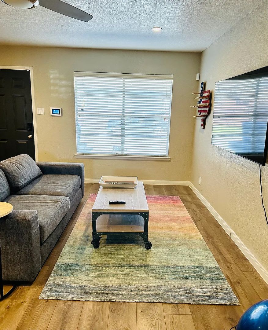 Room In 3 Bedroom Home At Pan Am Expy – photo 3