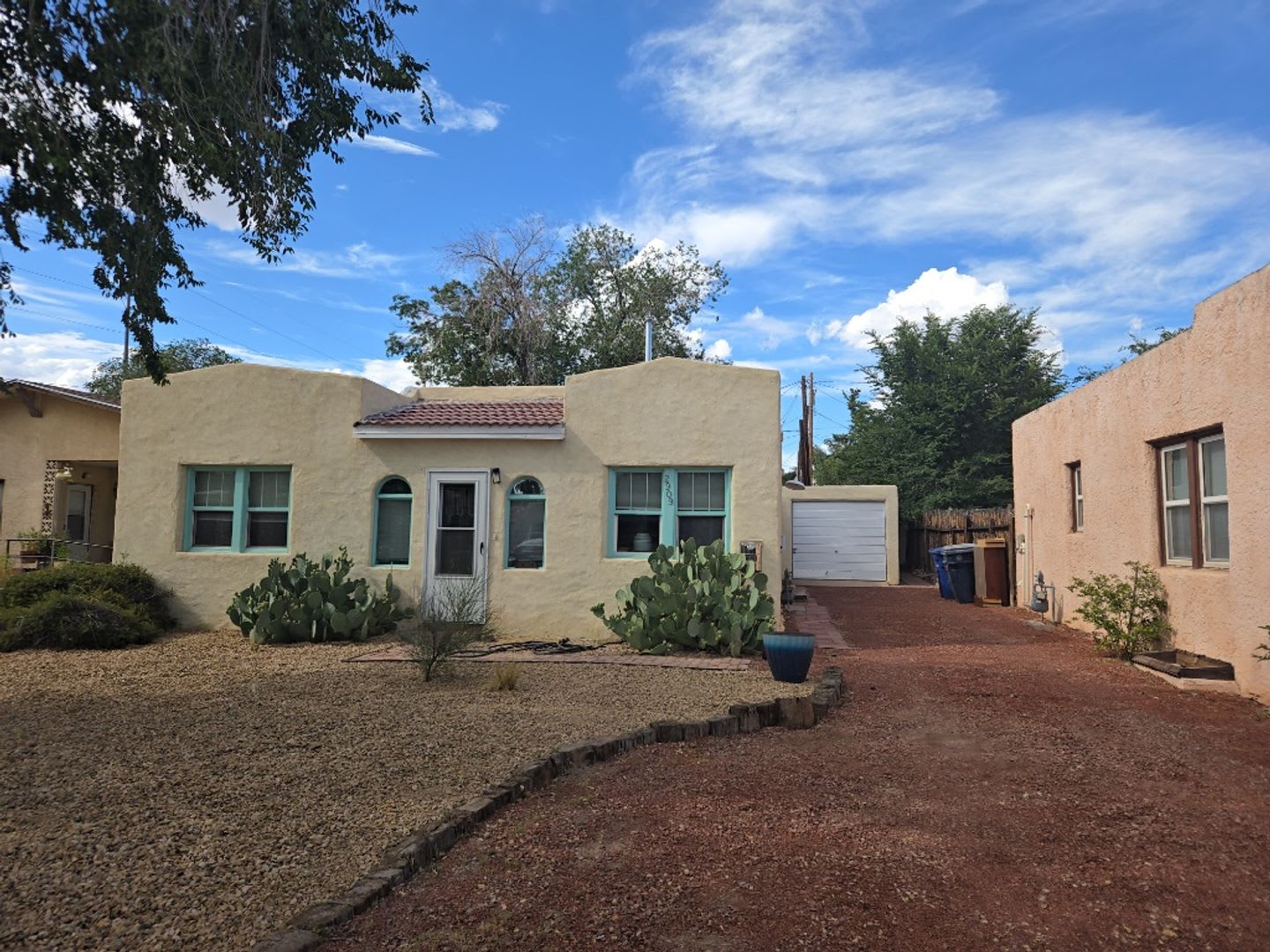 2-bedroom, 1-bathroom home located in the vibrant city of Albuquerque – photo 1