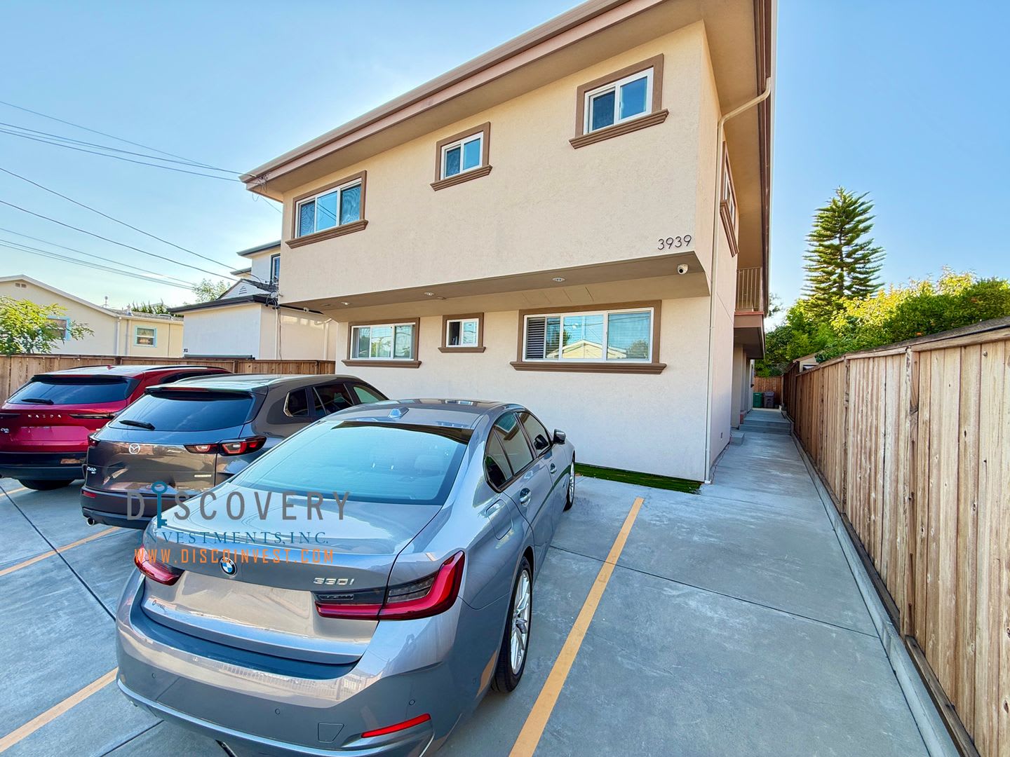 Midvale Ave. 3939 – photo 1