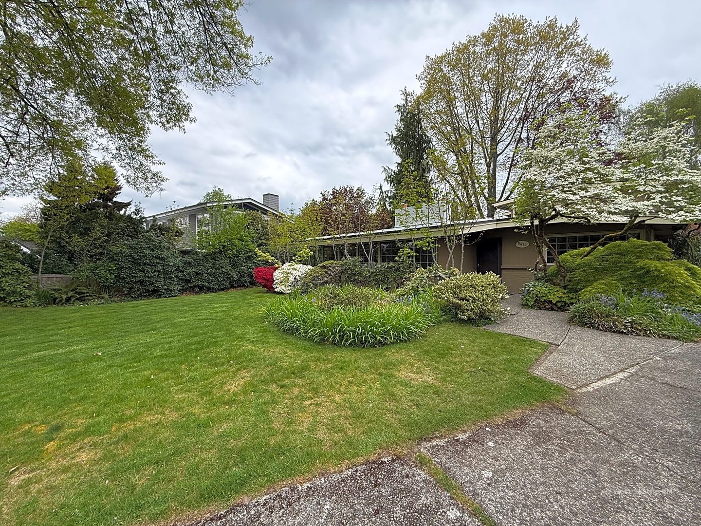 6BR Classic Mid-Century Medina Home w/ Yard Service Included! – photo 1