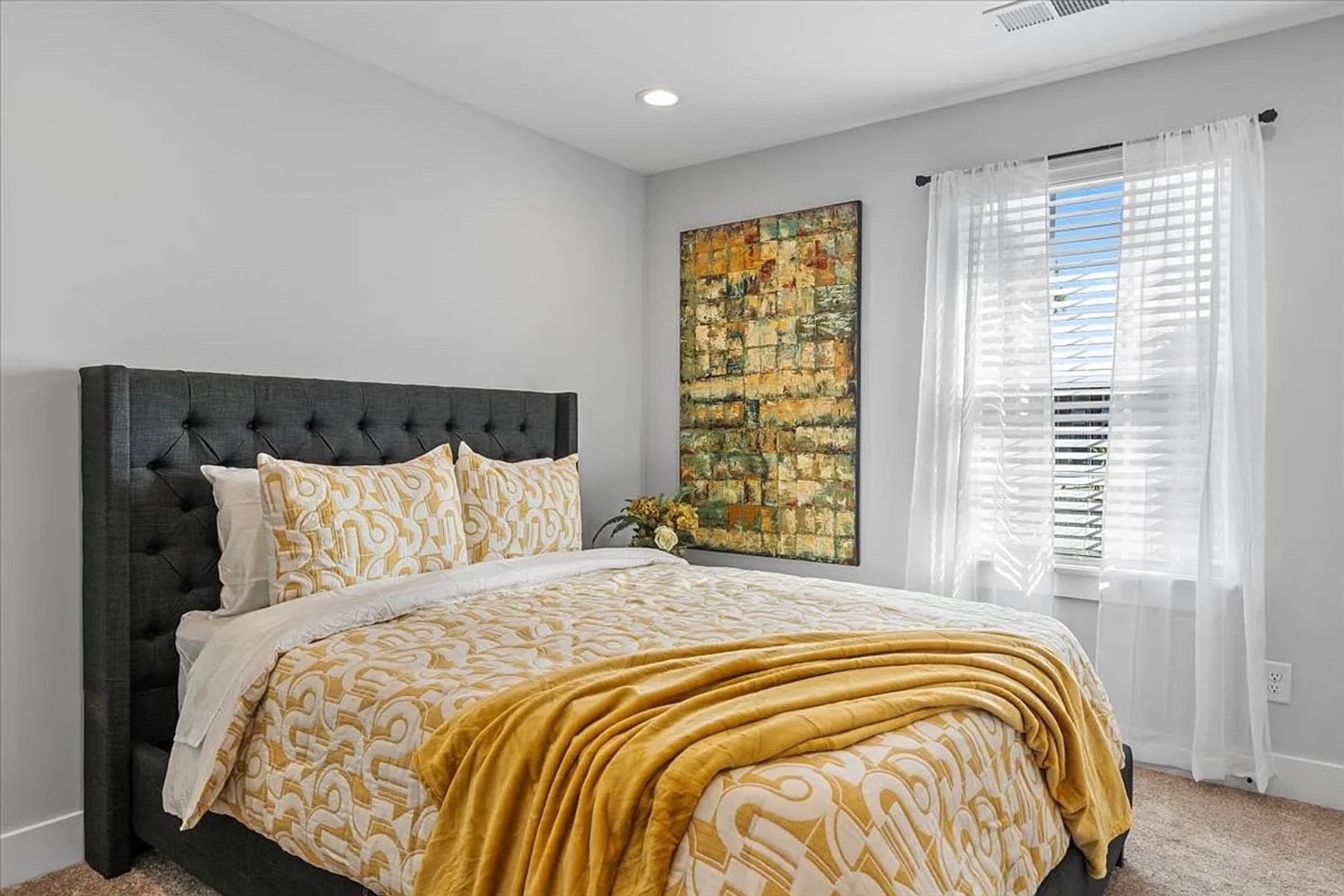 Room In 3 Bedroom Townhome At St James St Nw – photo 2
