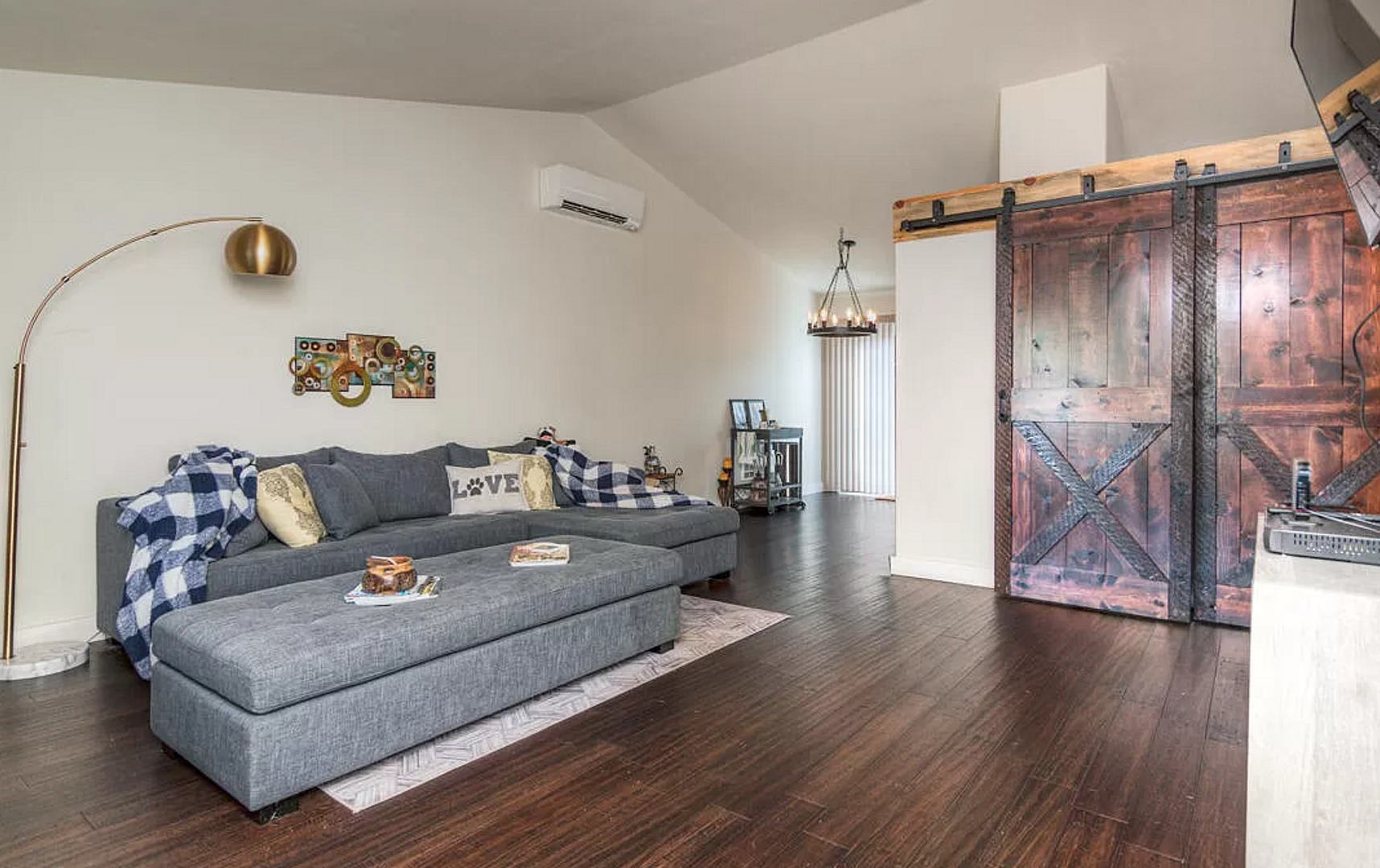 Fantastic 2 Bed/2 Bath with Fully Fenced Backyard – photo 4