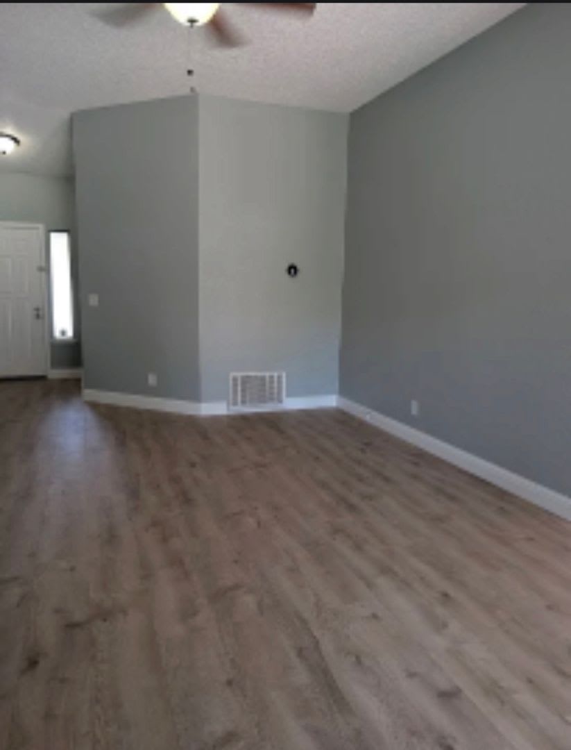 Adorable 3 Bedroom 2 Bath Available Now – photo 4
