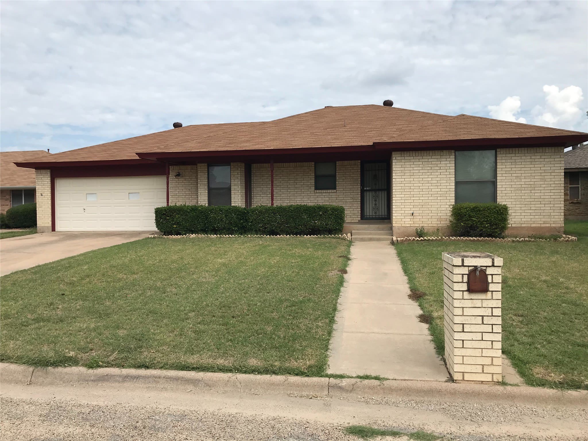 5225 Hunters Circle – photo 1