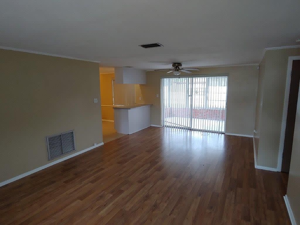 Just Reduced Beautiful 2 2 1 1000 Sq Ft With A Large Open Floorplan Fenced Yard And An Enclosed Lanai – photo 2