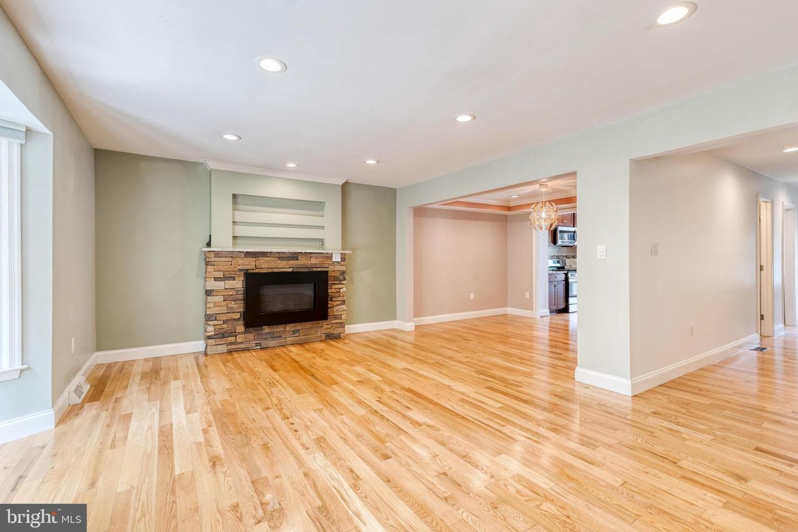 Welcome To This Beautifully Renovated 3 Bedroom 2 Full And 2 Half Bath Home Ideally Located In Crofton S Sought After Triangle – photo 4
