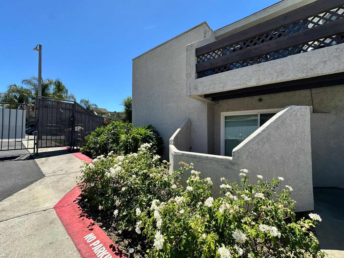 Spacious 2 Bedroom with Private Patio & In-Unit Laundry – photo 2