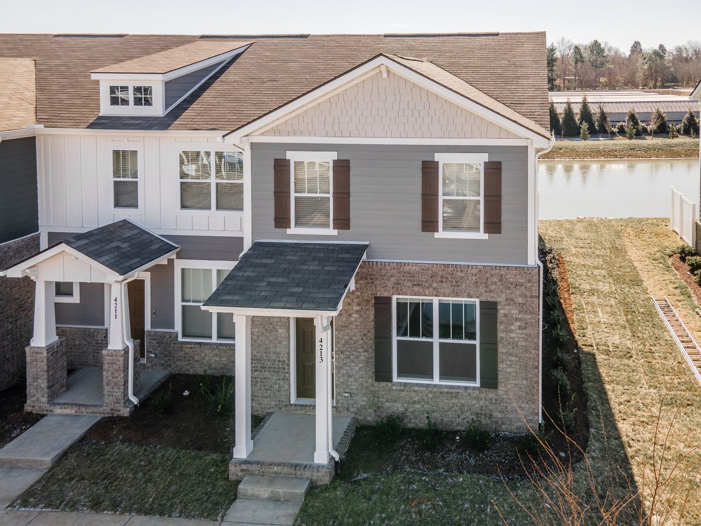 Be The Lucky One To Live In This 2022 Built End Unit Townhome In Blackman Station – photo 1