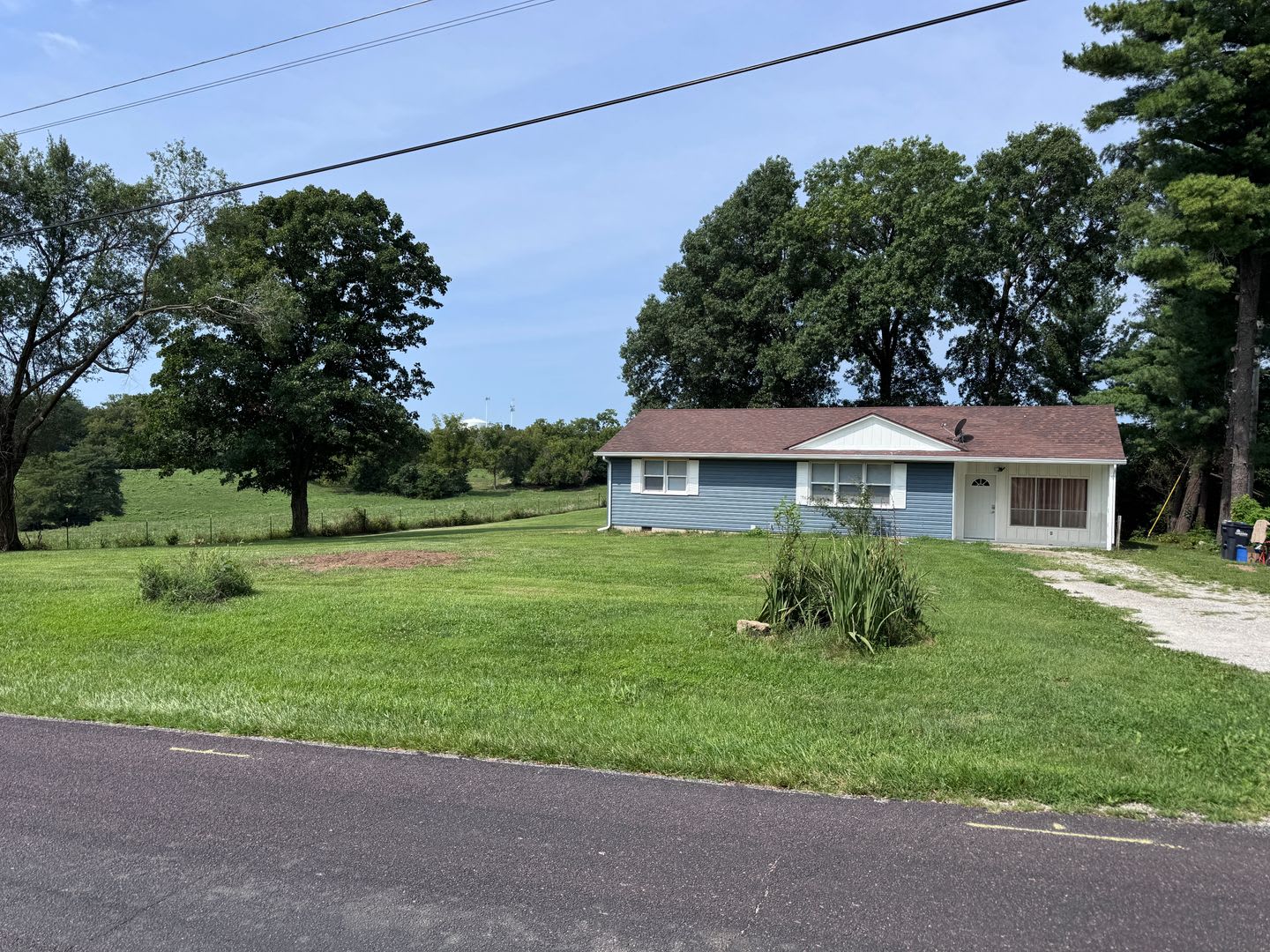 Comfortable Living Near City Conveniences: Charming 3BR Home on S Rustic Rd – photo 1