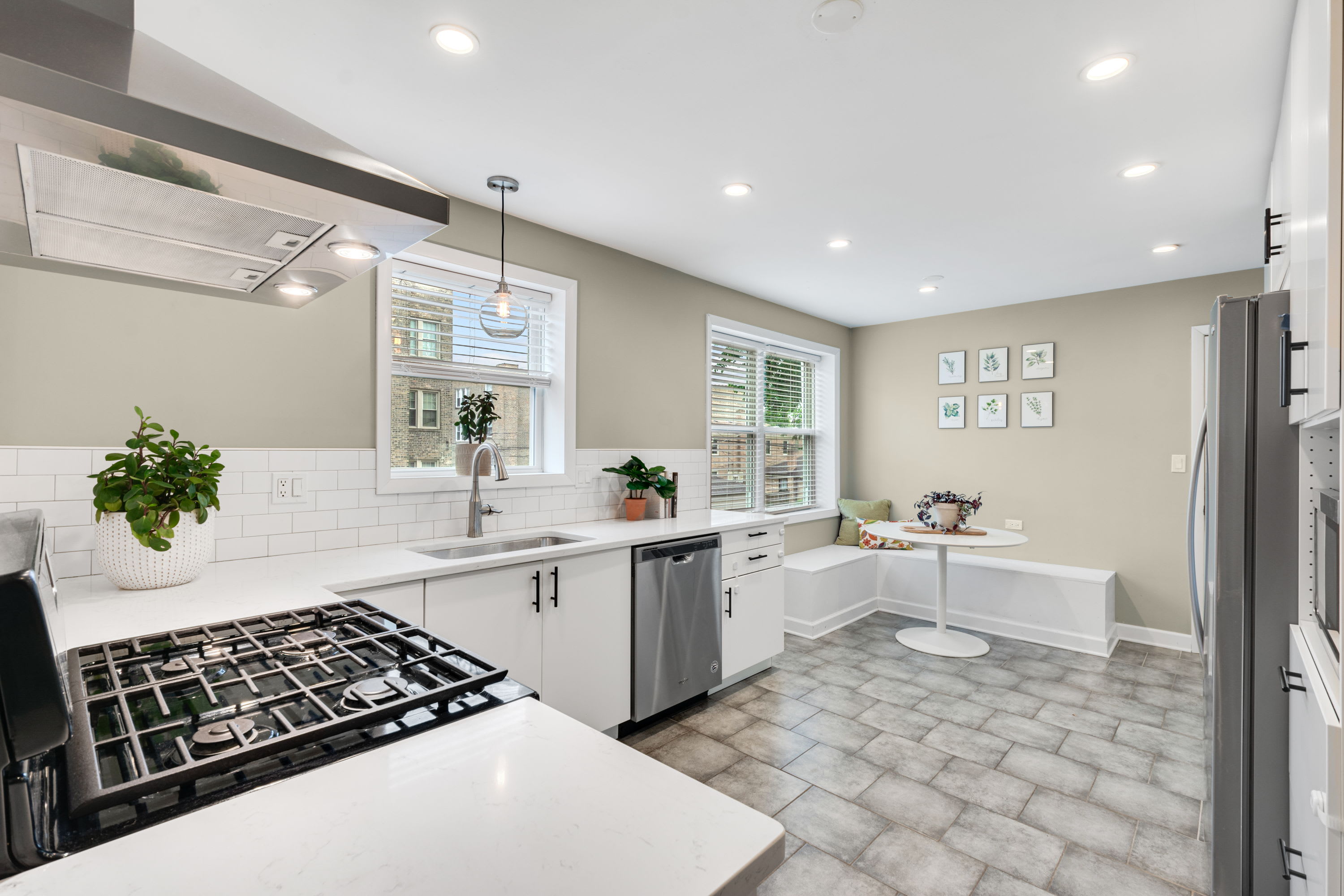 5754 N Christiana Ave – photo 3
