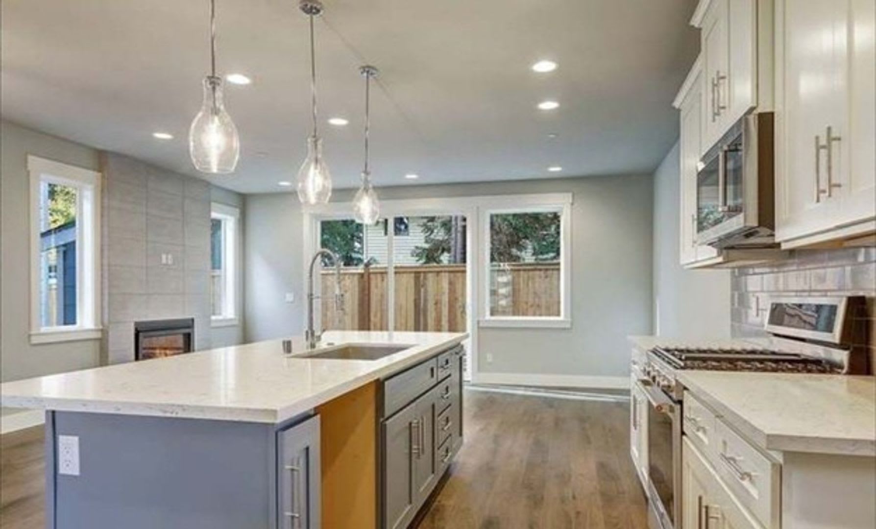 Beautiful 3 bed Home in Edmonds – photo 2