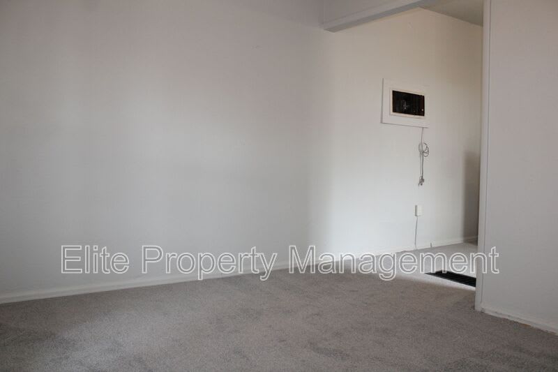 315 City Center Dr – photo 2