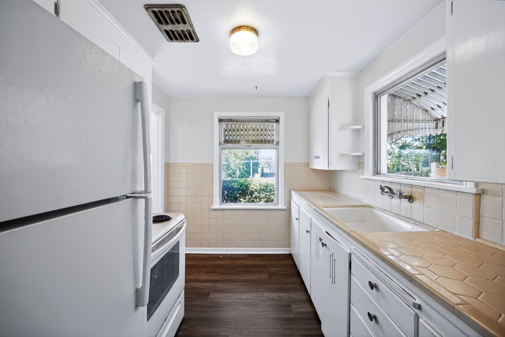 Charming Seattle Home with Sizable Yard, Private Garage, Yard & In-Unit Laundry – photo 4