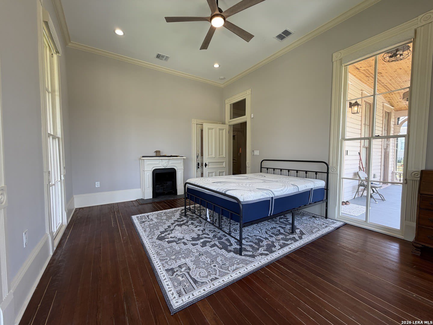 1133 E CROCKETT ST – photo 5