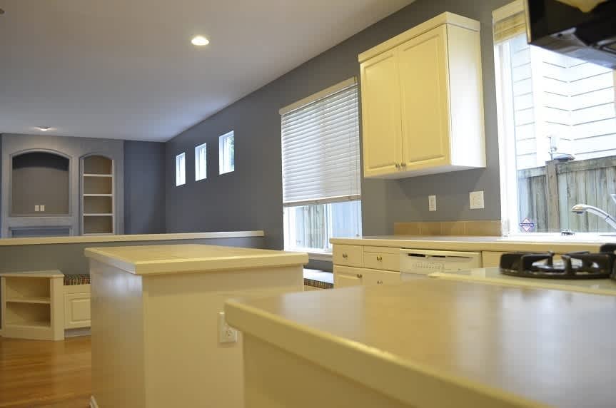 Beautifully Designed Home with Open Layout and Island Kitchen – photo 3