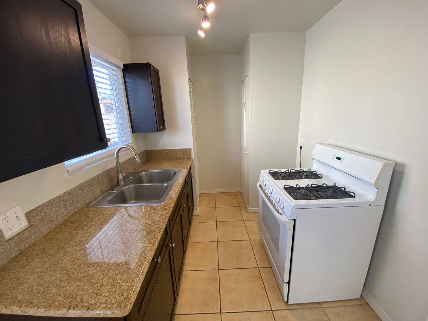 1 Bed + 1 Bath with Laundry On-site – photo 1
