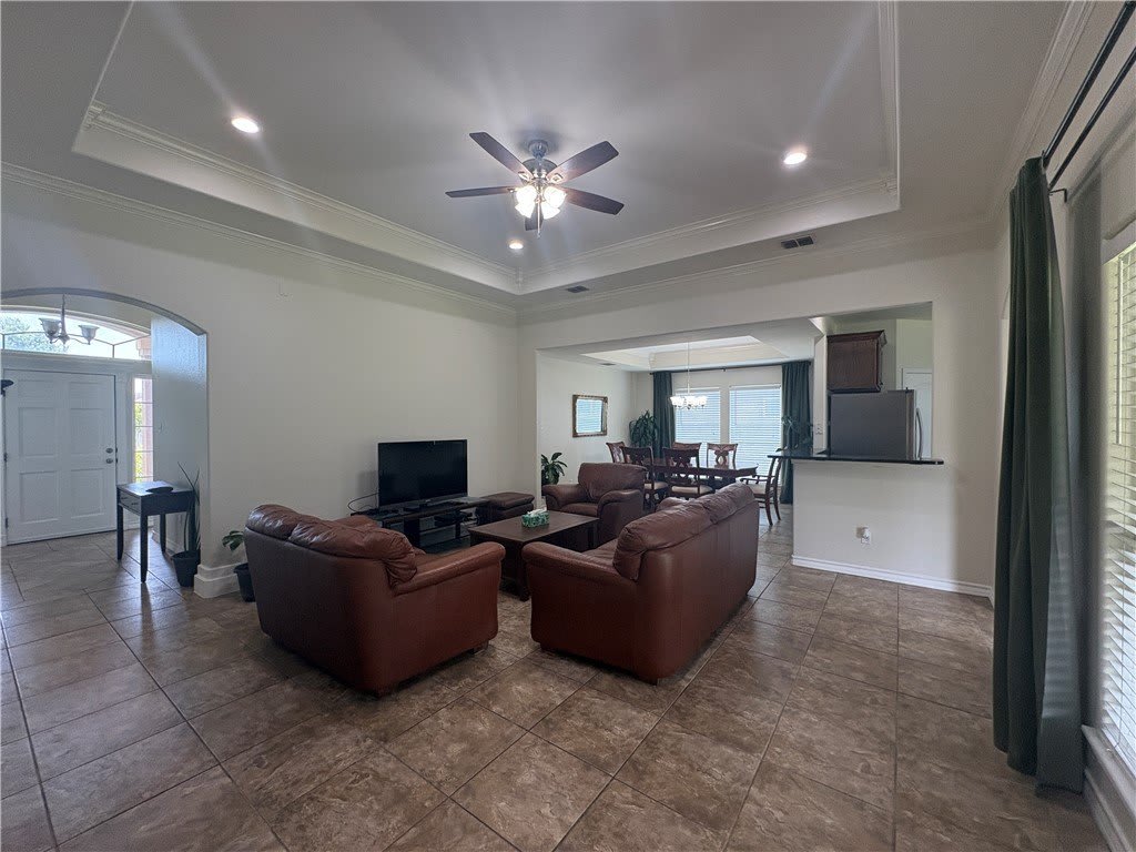 1921 Woodbend Drive – photo 2