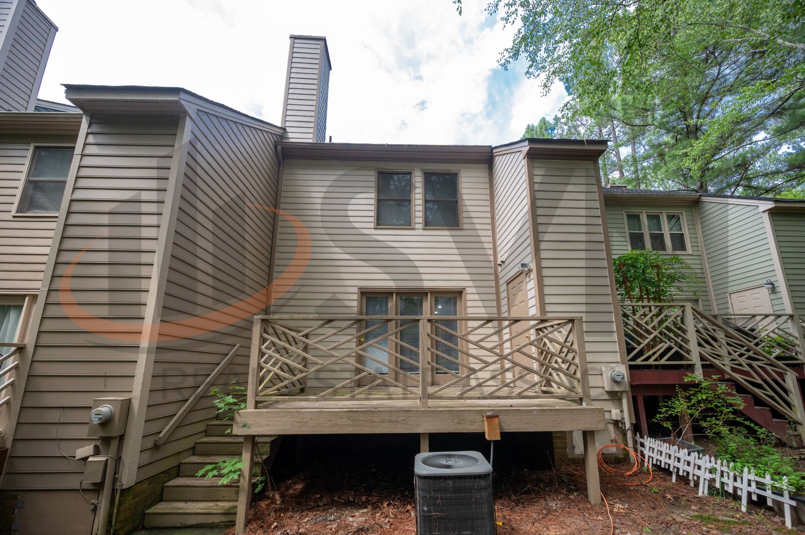 Charming 2BR & 2.5BA Townhome with Dual Primary Suites in Woodstream Glen – photo 3