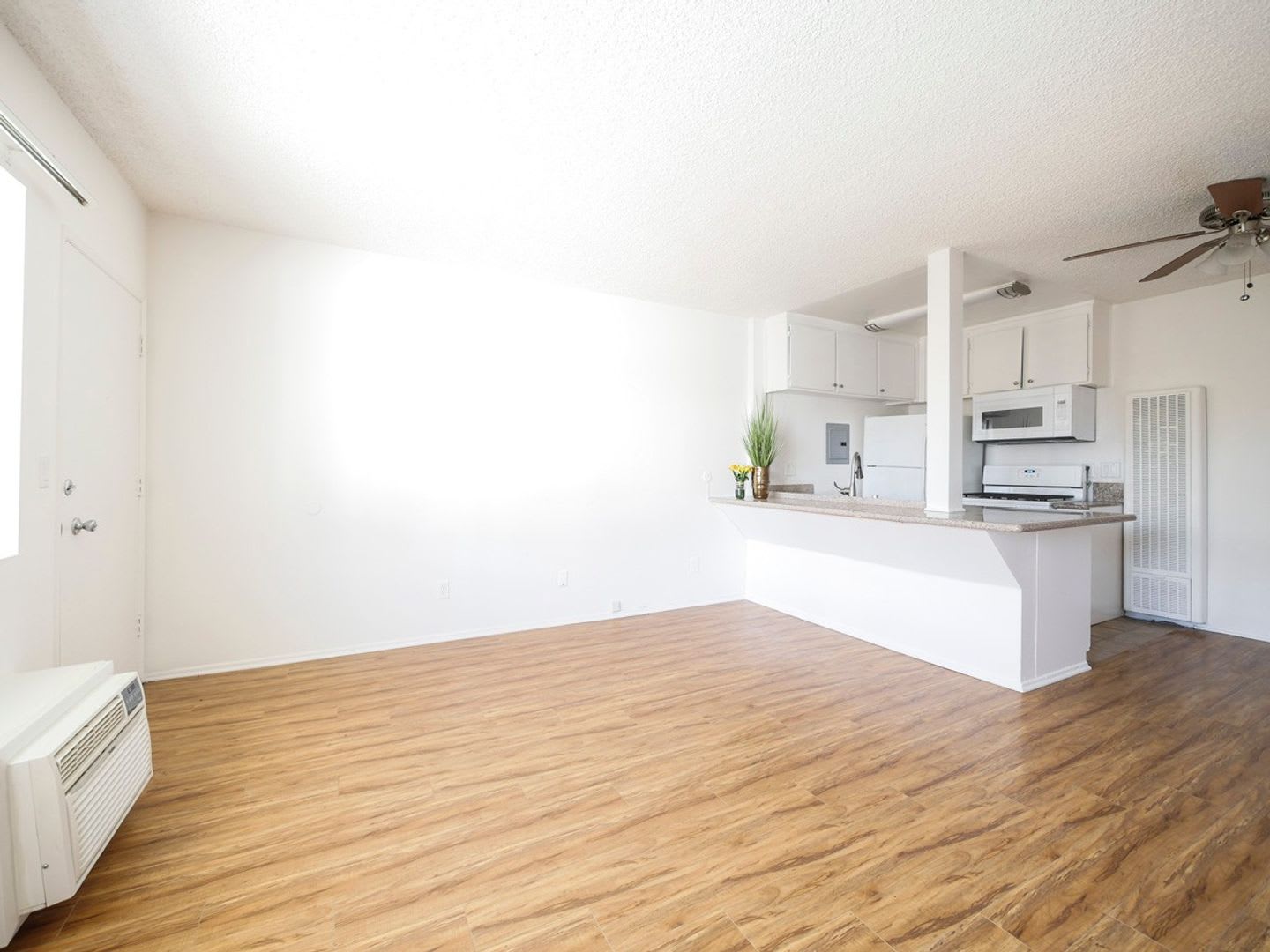 15925 Victory Blvd. – photo 3