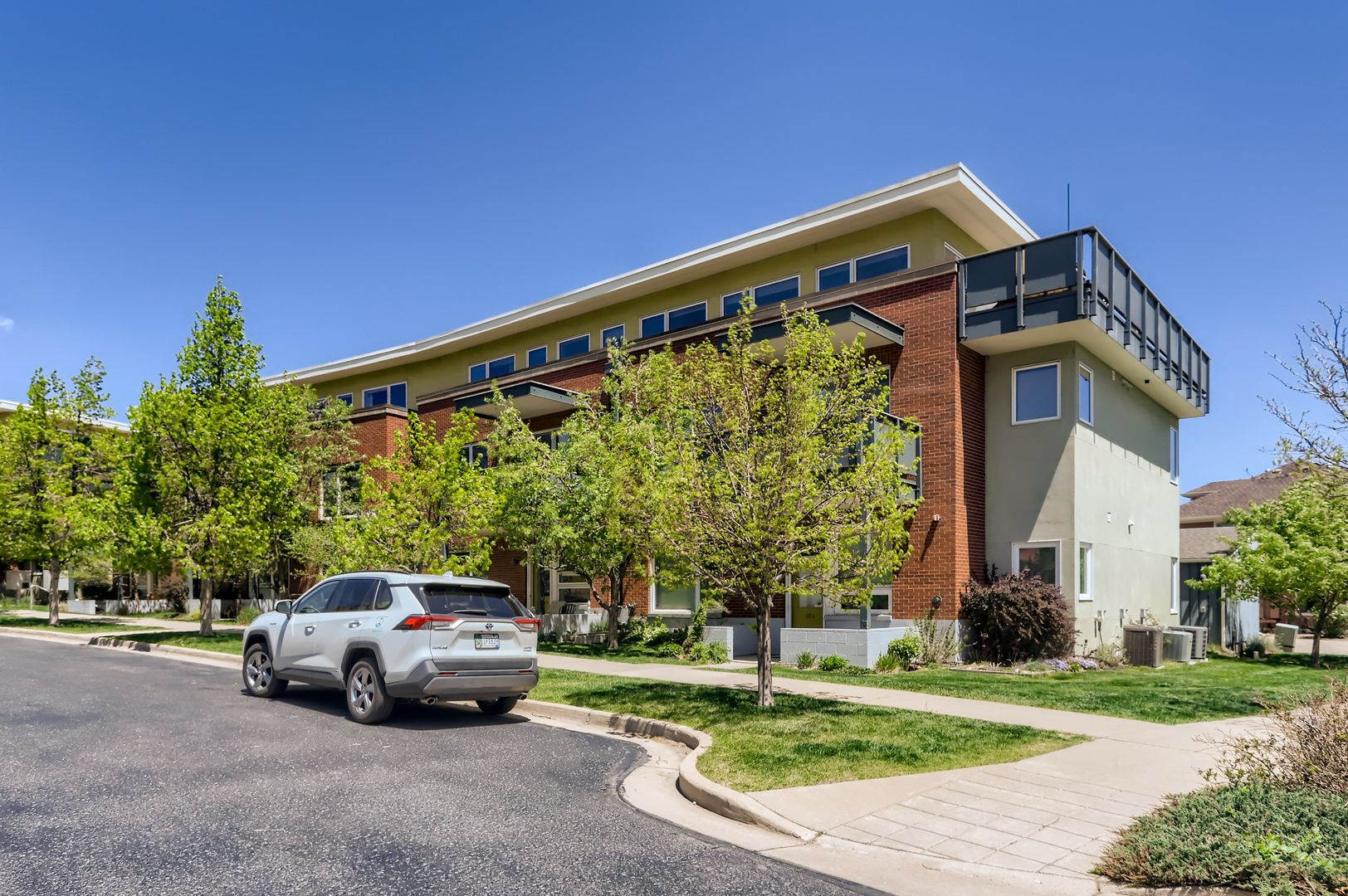 Modern 1 BDR Condo in Holiday Neighborhood – photo 5
