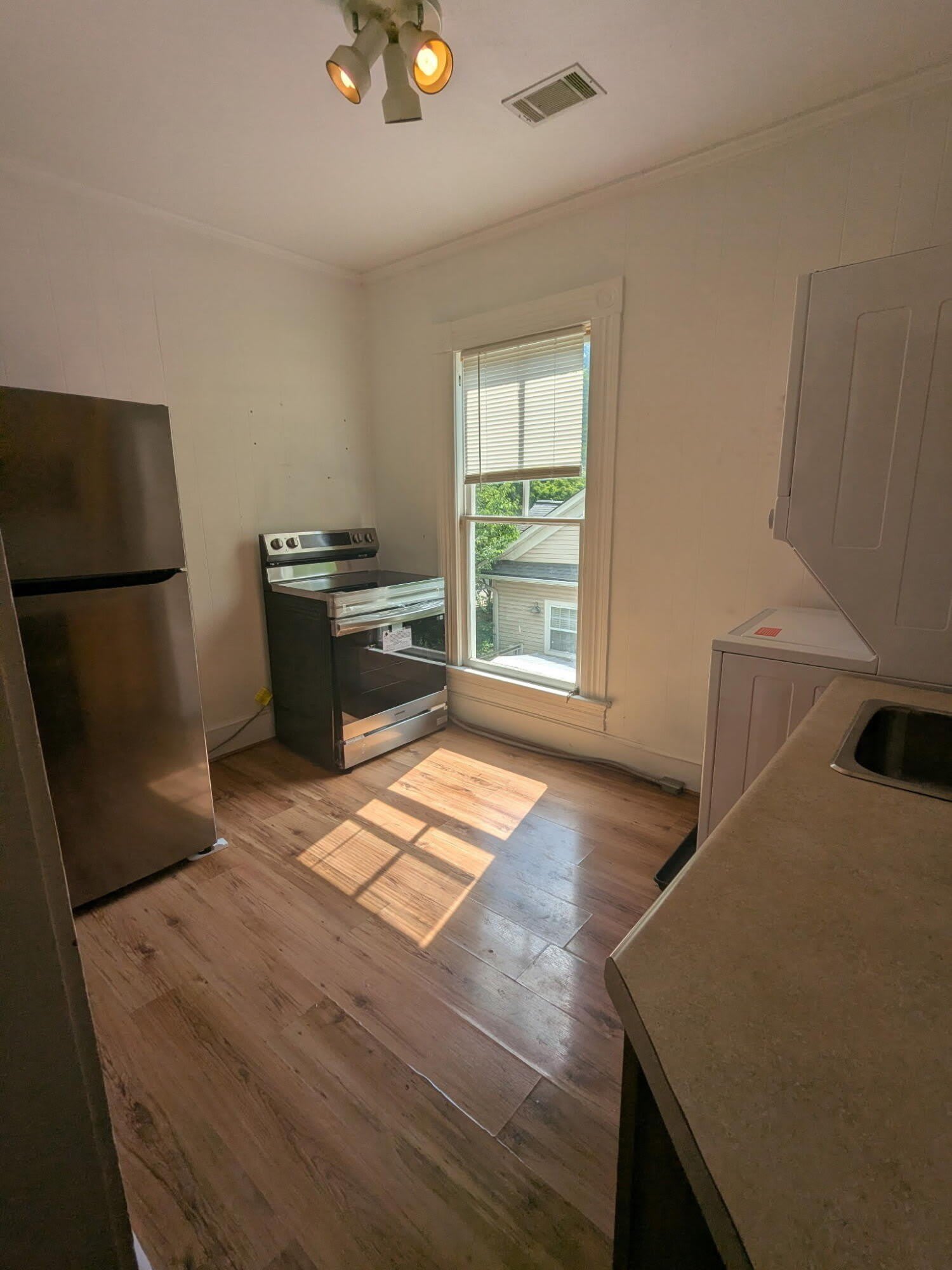407 Colville Street – photo 4