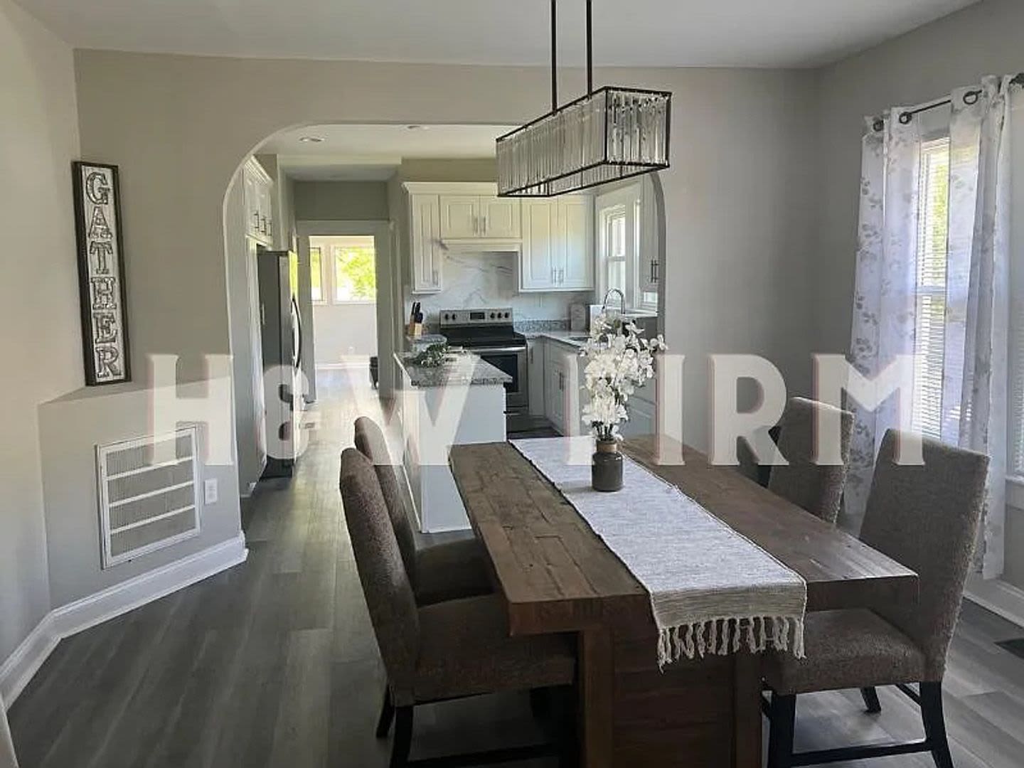 Room in 5 Bedroom Home at Formosa Ave – photo 2