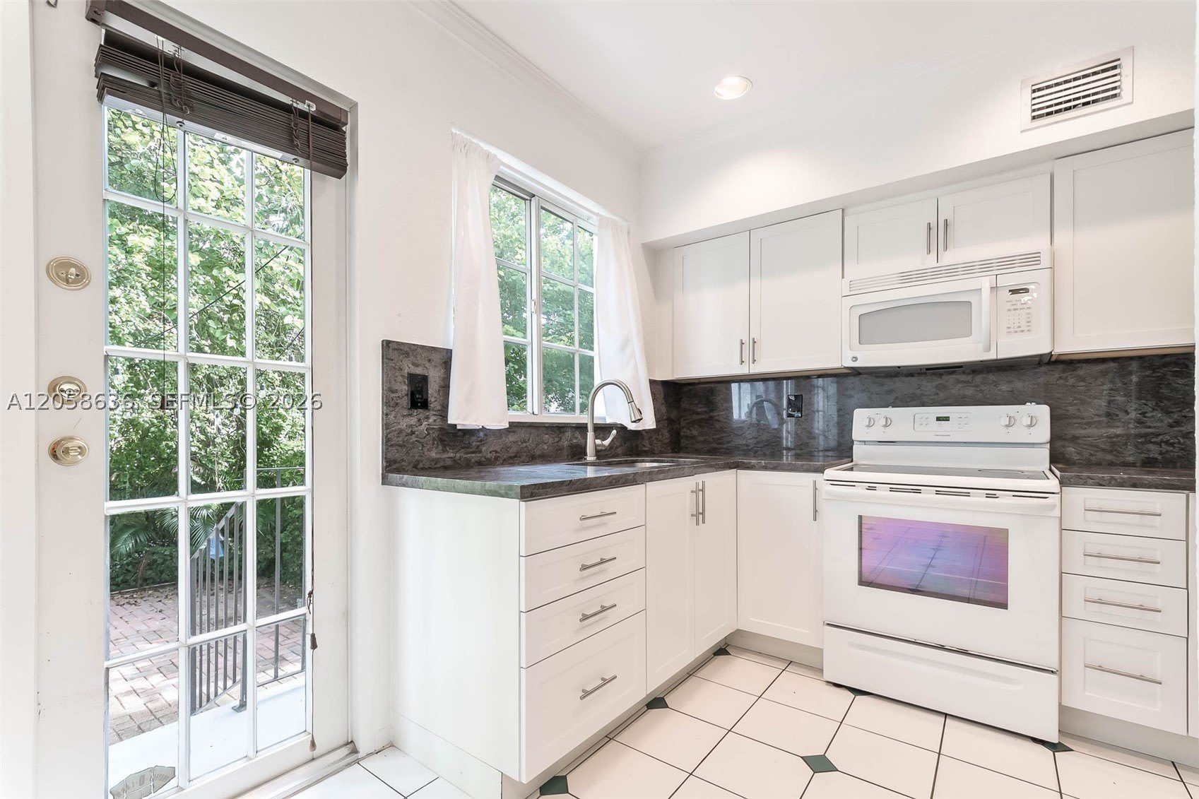 21 Madeira Ave – photo 5