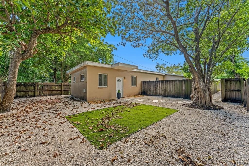 1340 Ne 1St Avenue – photo 1
