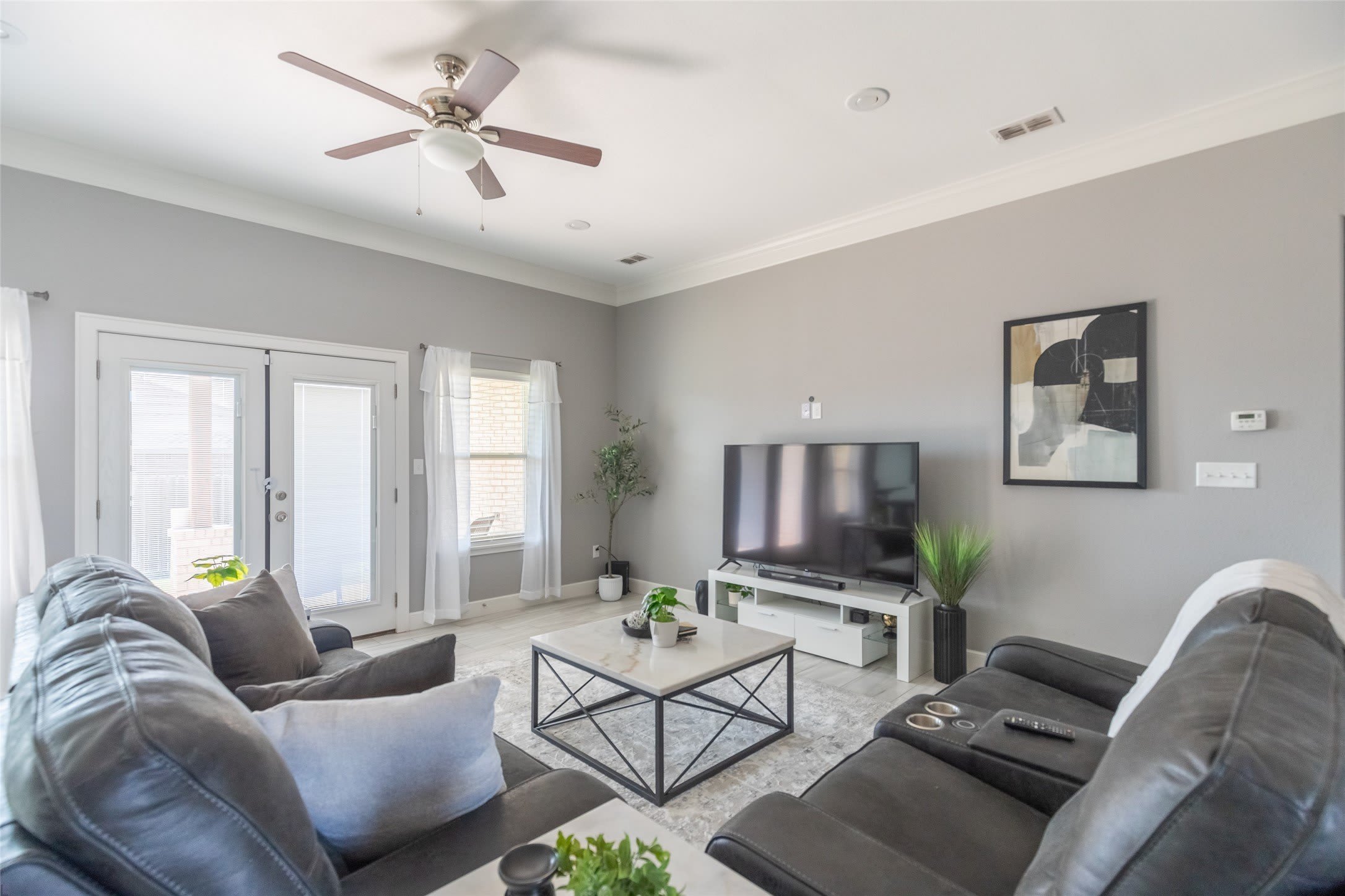 3126 Oakley Street – photo 2